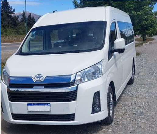 Minivan de lujo para traslados grupales en Bariloche, espaciosa y comoda